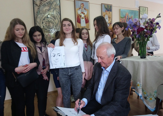 Художник Микола Дмітрух виконує шаржі на студентів і викладачів.